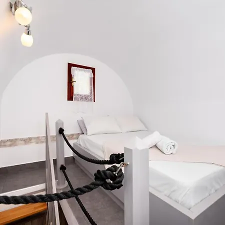 Marina's * Perivolos (Santorini)