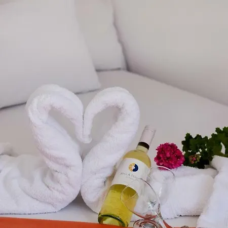 Marina's Perivolos (Santorini)